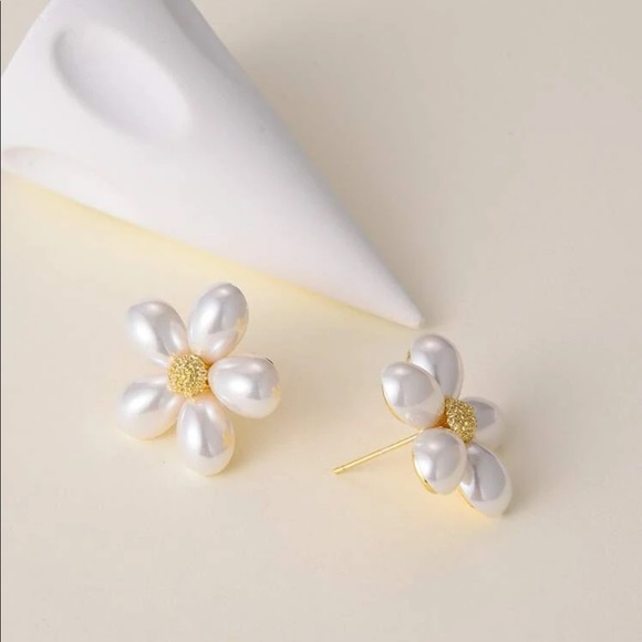 14k Gold Faux Pearl Flower Stud Earrings - Picture 4 of 11